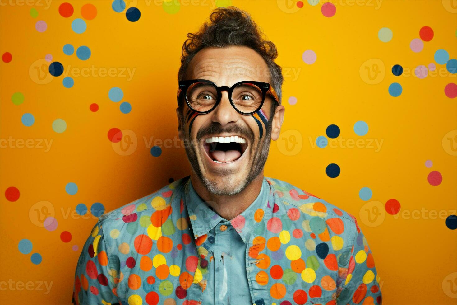 homem pontos moda louco na moda sorridente estilo nerd branco fundo cara conceito cabelo hipster polca foto