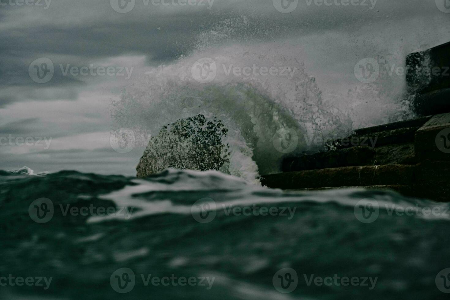 uma ampla onda falhando para dentro a oceano foto