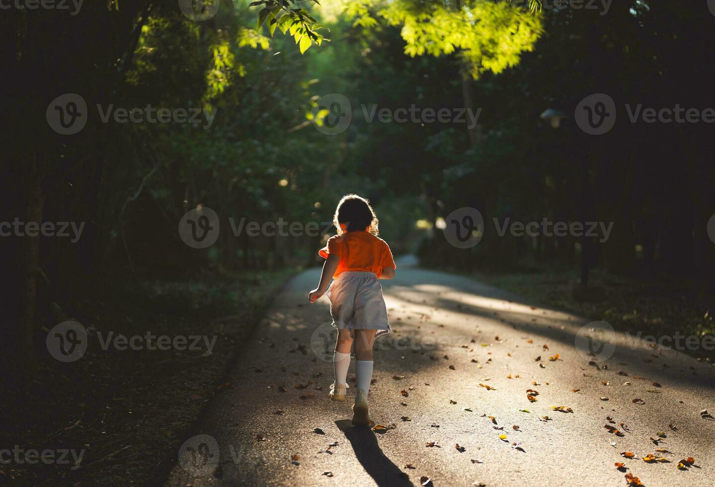 feliz bebê ásia menina sorridente. pequeno menina corrida e sorridente às pôr do sol feliz bebê menina sorridente. pequeno bebê corrida às pôr do sol. fofa bebê corrida às Parque infantil jardim. foto