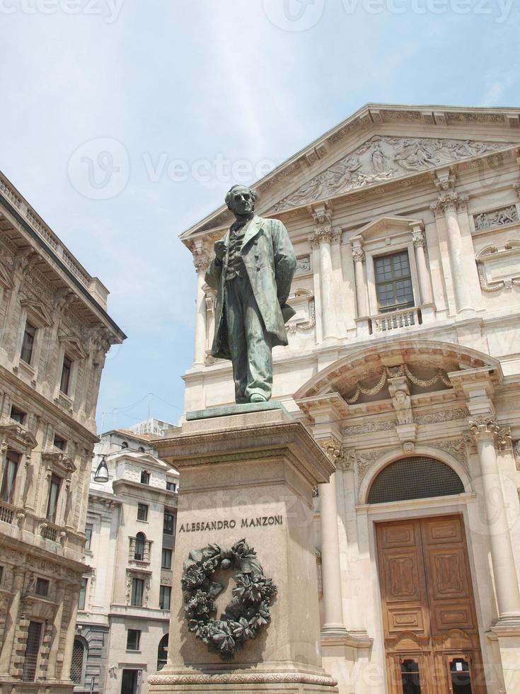 estátua manzoni, milão foto