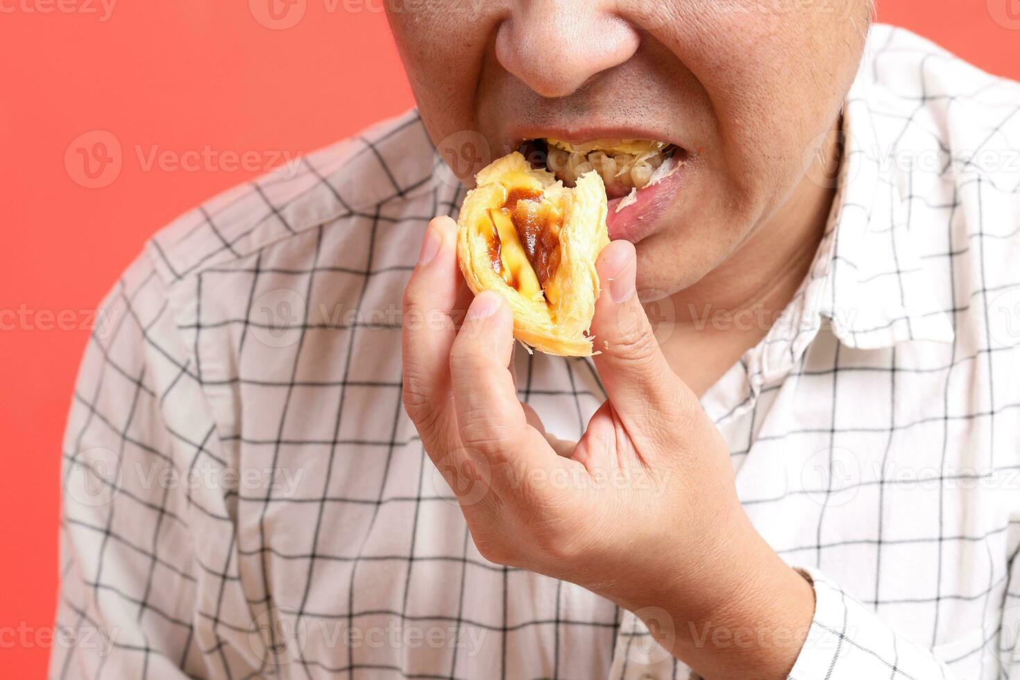 homem comendo Comida foto