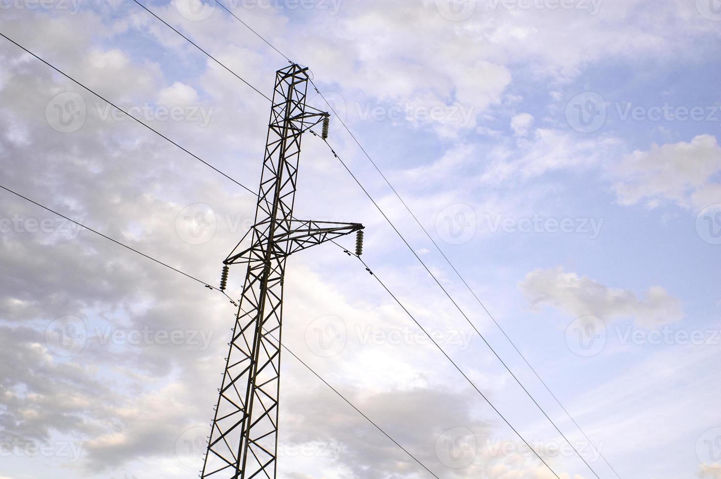 visão do poste de eletricidade contra o céu com lindas nuvens foto