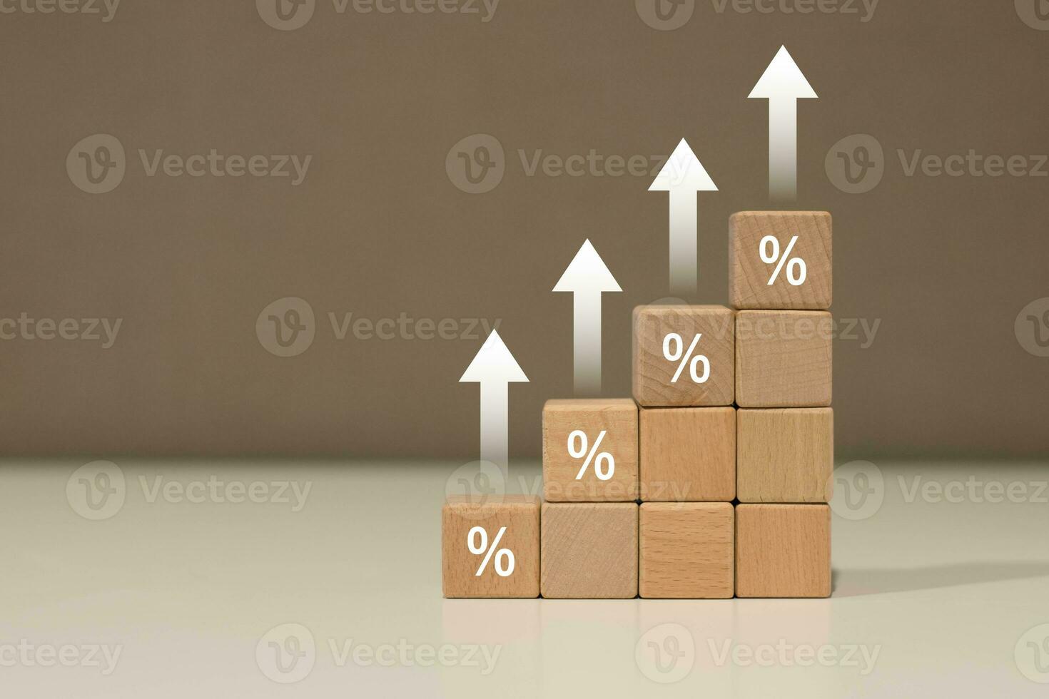 de madeira blocos com ícone percentagem e seta apontando acima. interesse taxa financeiro e hipoteca cotações conceito. foto