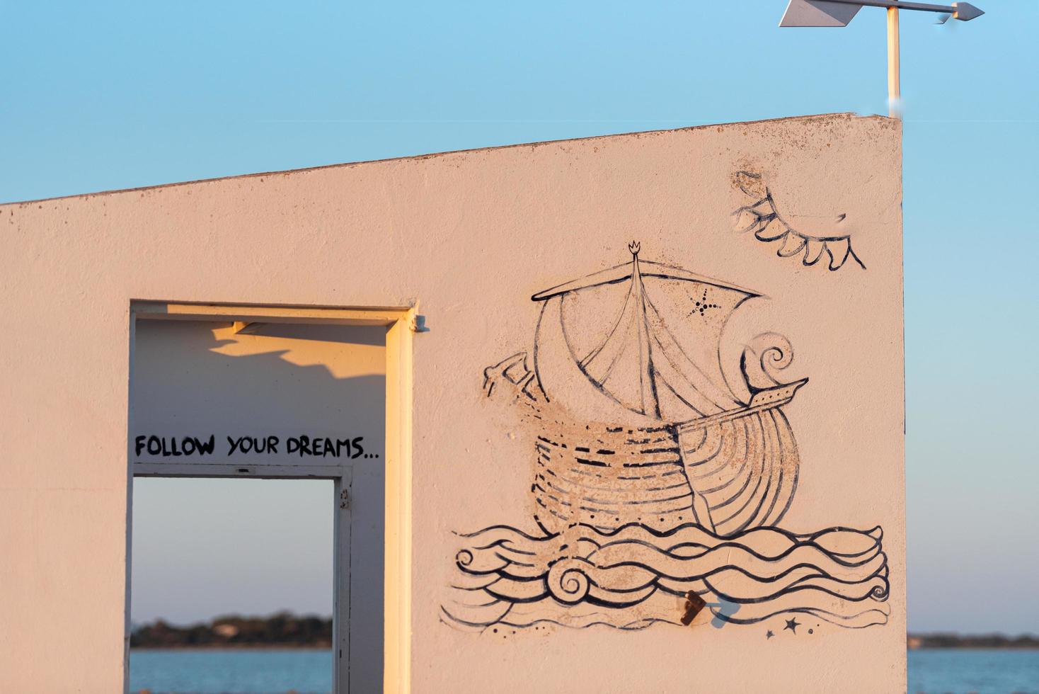 casa branca com mensagem siga seus sonhos, em las salinas. foto