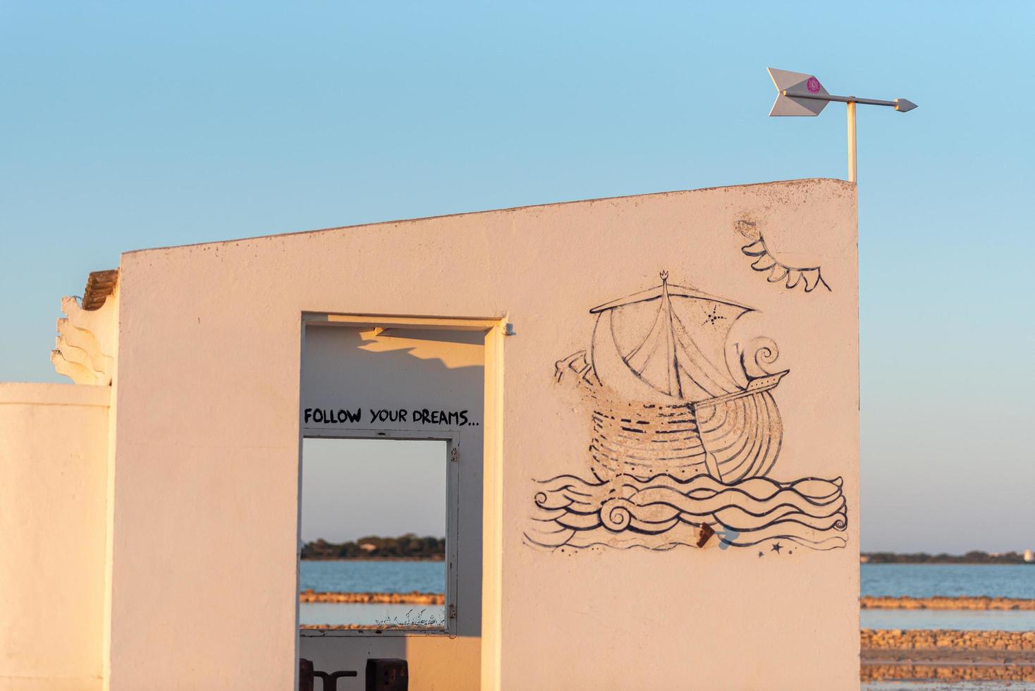 casa branca com mensagem siga seus sonhos, em las salinas. foto