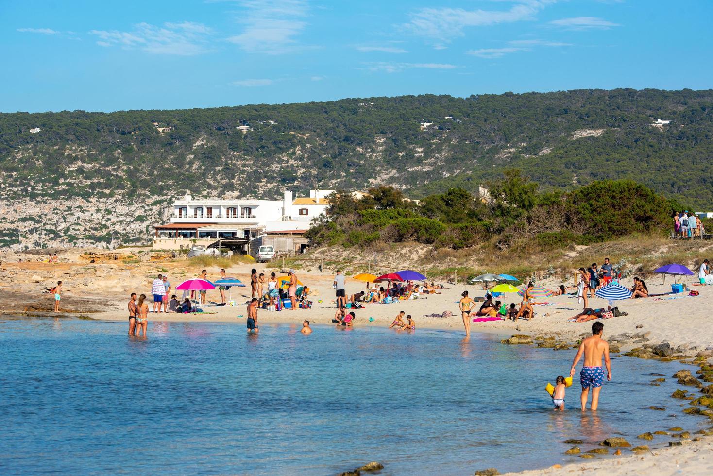 pessoas curtindo a praia de es calo em formentera no verão de 2021. foto