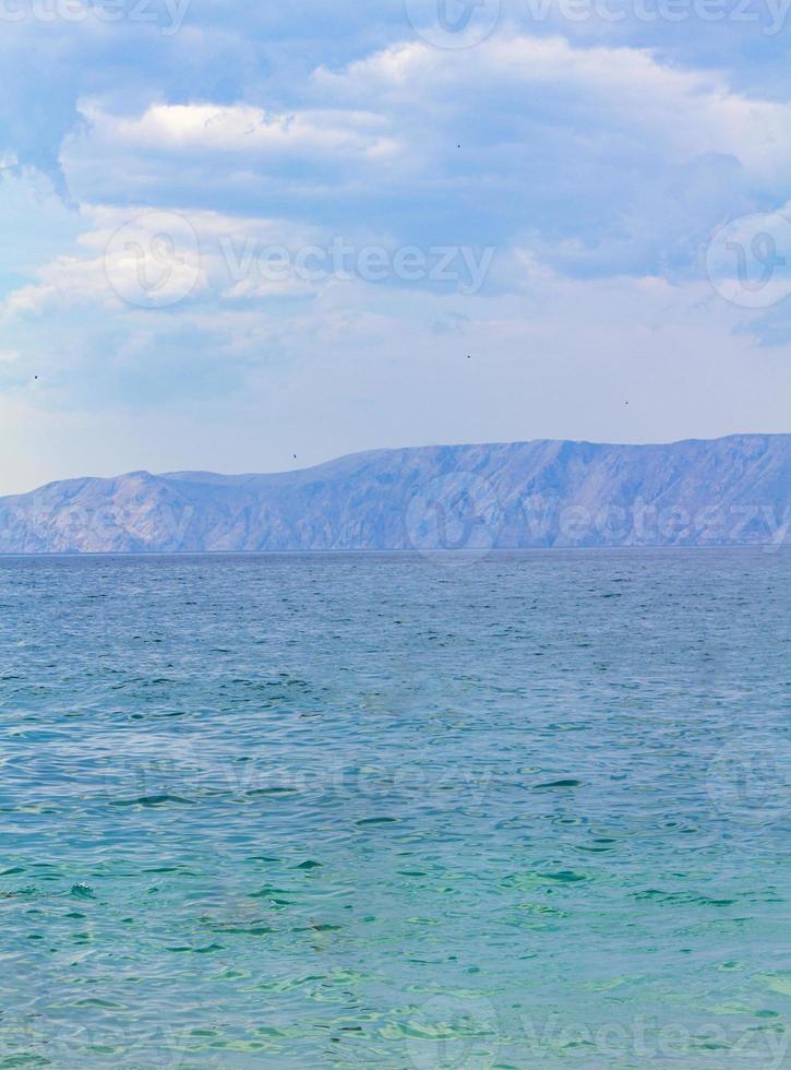 paisagem marinha de água azul turquesa e praia novi vinodolski croácia. foto