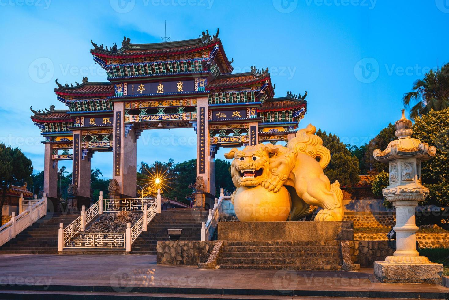 cena noturna do templo baojhong yimin em hsinchu, taiwan foto