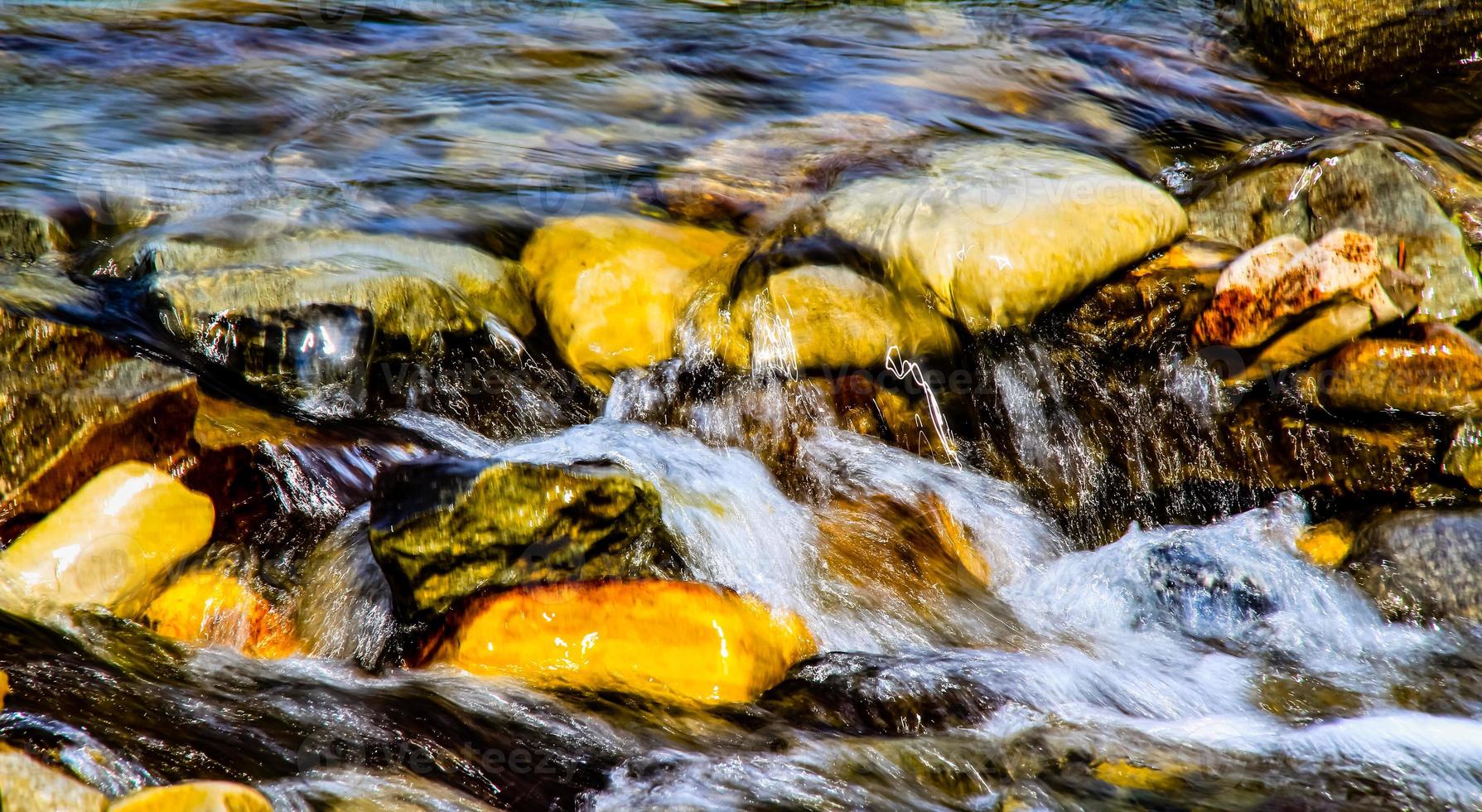 água correndo pelas rochas no riacho bragg foto