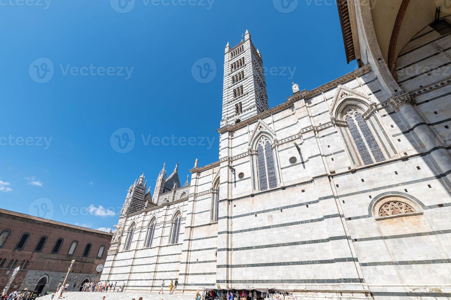 siena a catedral da cidade na praça do duomo foto