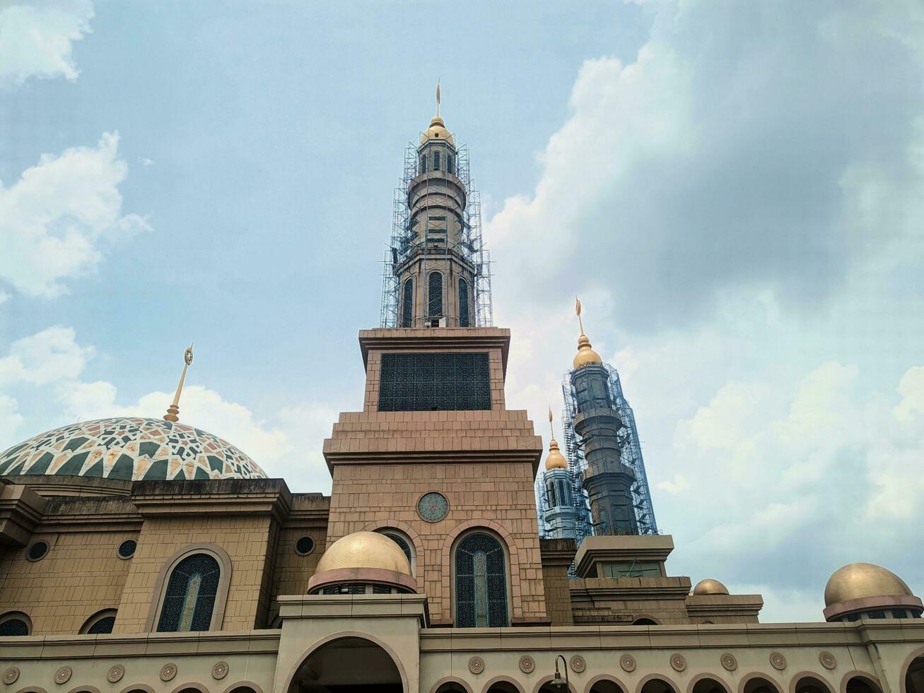 a islâmico Centro, a maior mesquita dentro a cidade do Samarinda, leste Kalimantan, é adequado Como uma turista atração foto