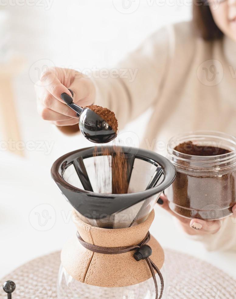 mulher fazendo café em uma panela foto