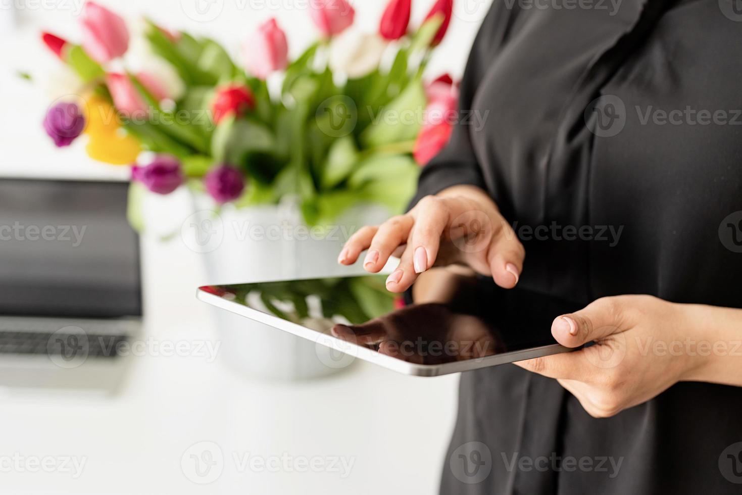 mãos de mulher trabalhando em tablet digital foto