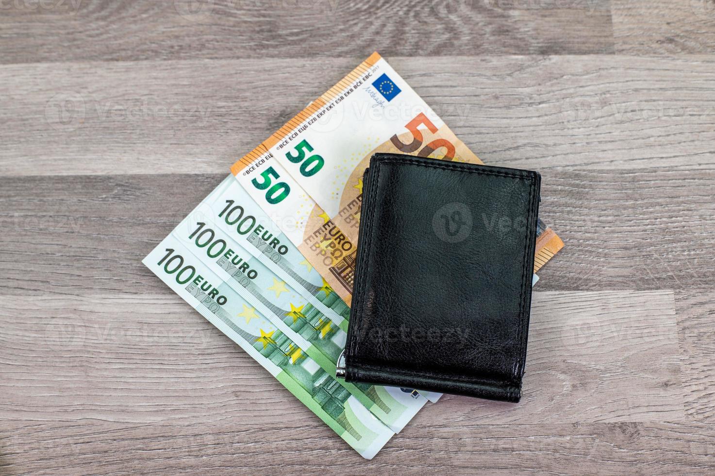 Notas de 50 e 100 euros com carteira foto