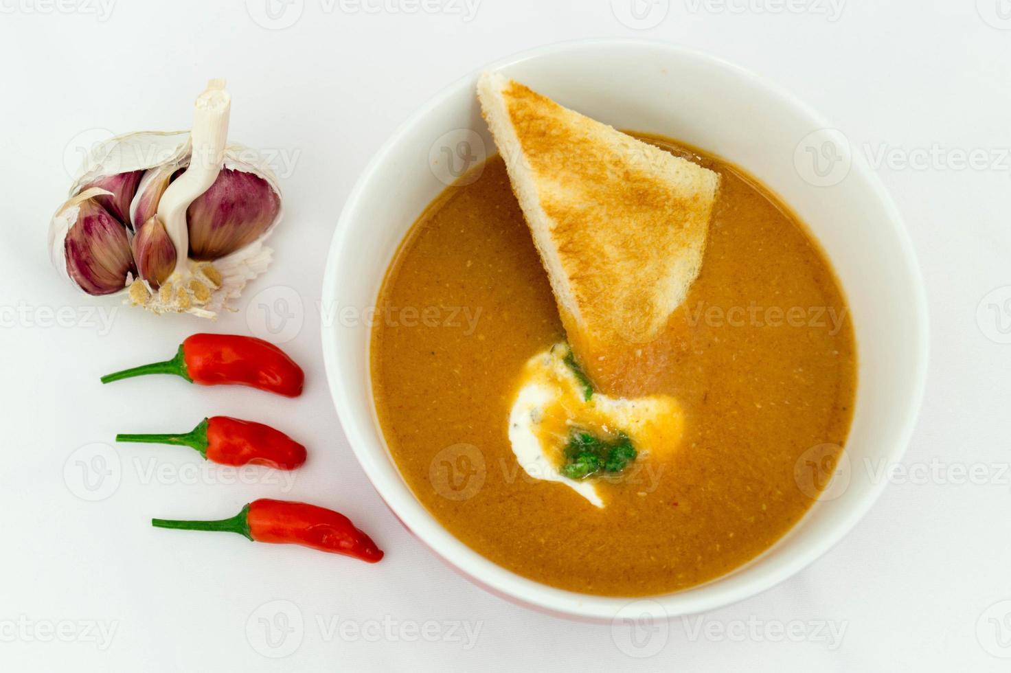 sopa picante de alho com pimenta fresca foto