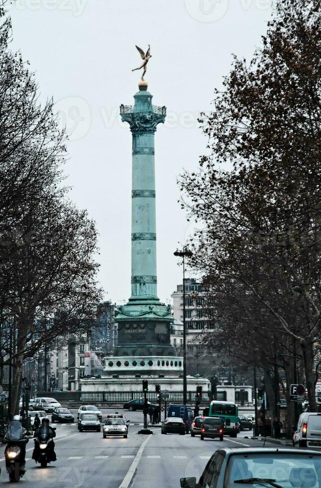 icônico coluna do liberdade às Lugar, colocar de la bastilha, Paris foto