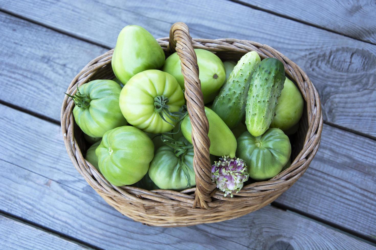 cesta com vegetais e ervas foto