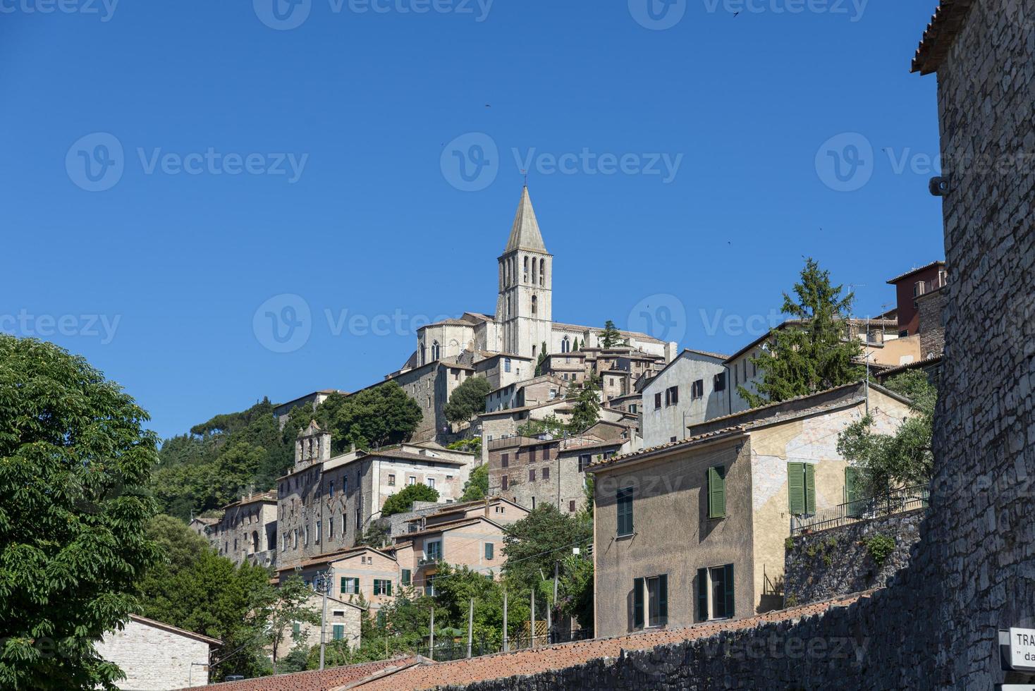 cidade de todi vista de fora das muralhas foto