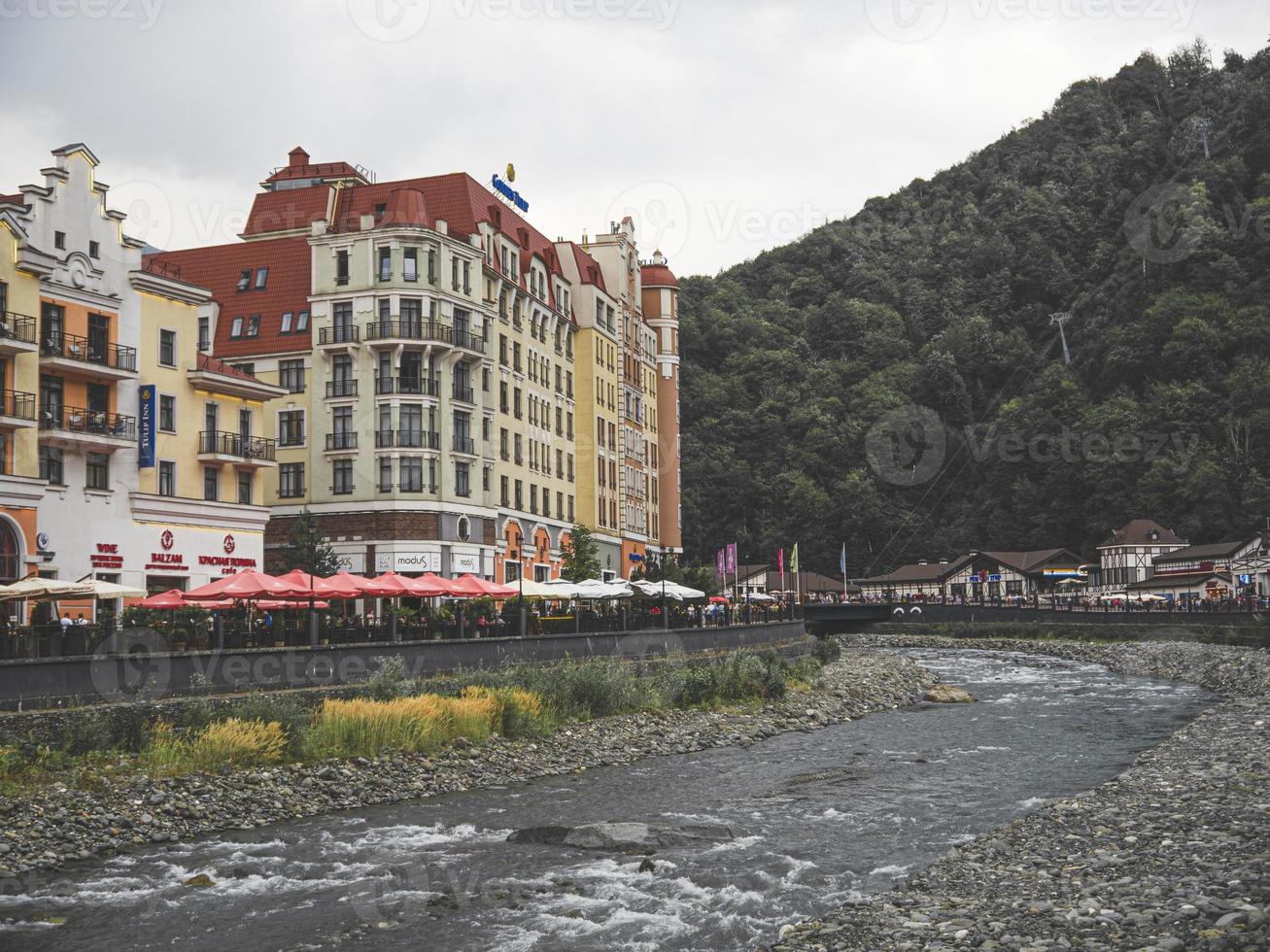 rio da montanha e belos edifícios em roza khutor, sochi, russia, 2019 foto