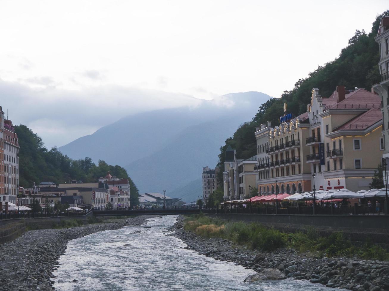 sochi, rússia, rio da montanha e belos edifícios em roza khutor, 2019 foto