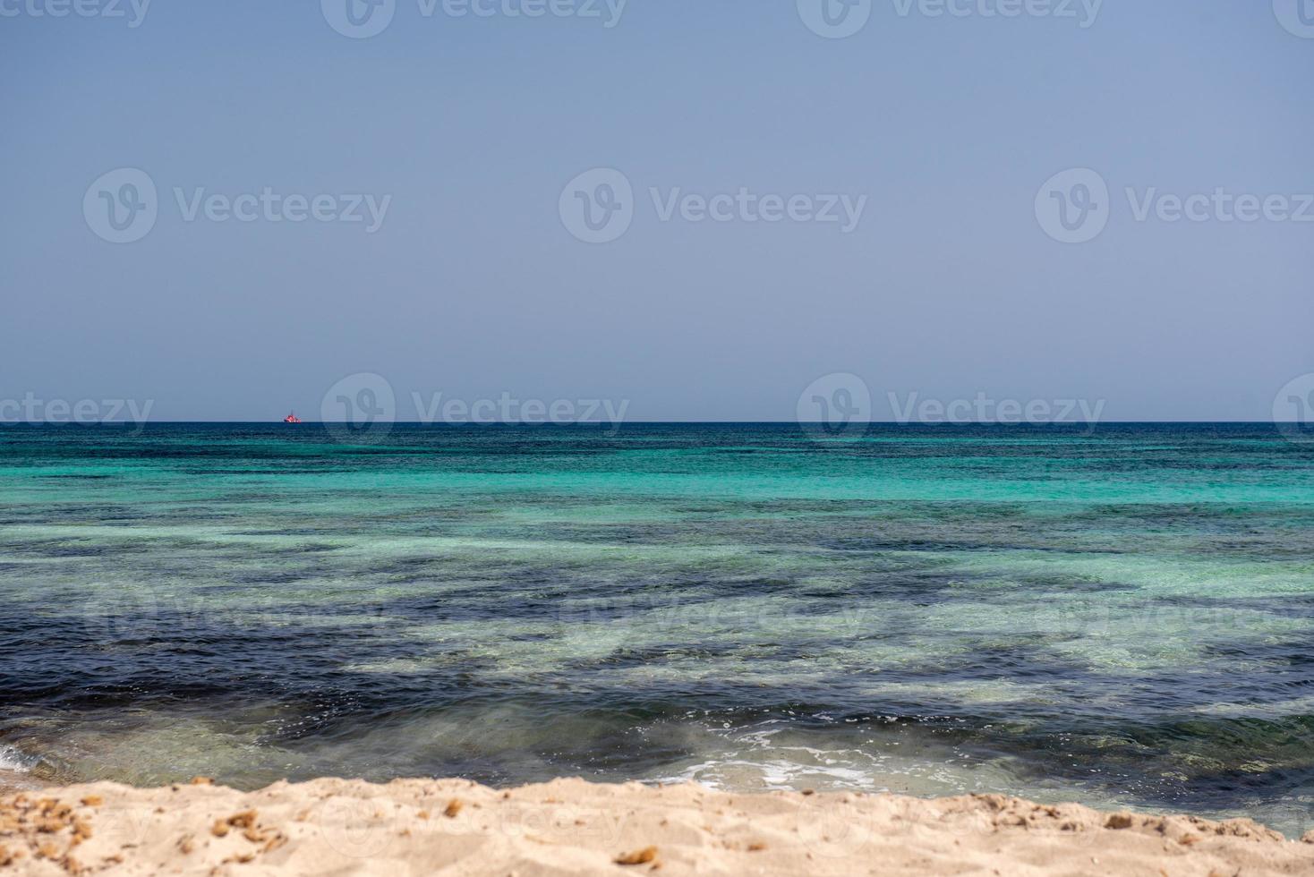 água turquesa maravilhosa da praia de migjorn em formentera, na espanha. foto