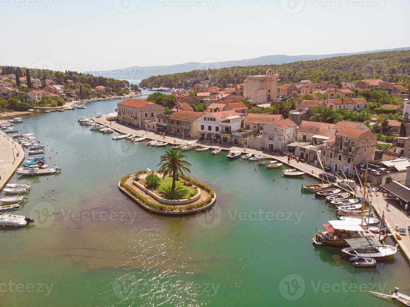 baía e cidade velha na cidade de vrboska na ilha de Hvar, croácia foto