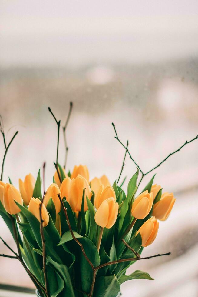 uma ramalhete do amarelo tulipas foto