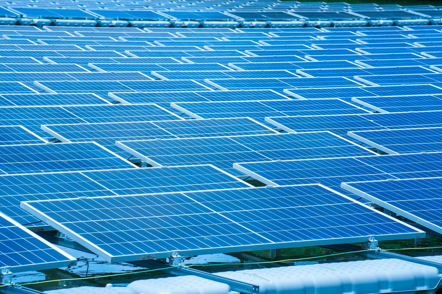 lado Visão do solar painéis flutuando em água dentro uma lago, para gerando eletricidade a partir de luz solar, seletivo foco, suave foco. foto