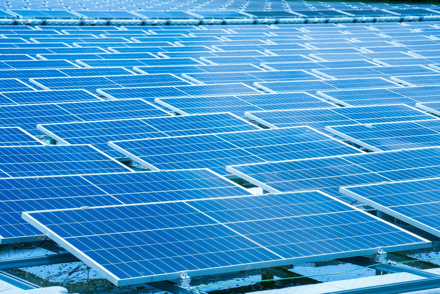 lado Visão do solar painéis flutuando em água dentro uma lago, para gerando eletricidade a partir de luz solar, seletivo foco, suave foco. foto