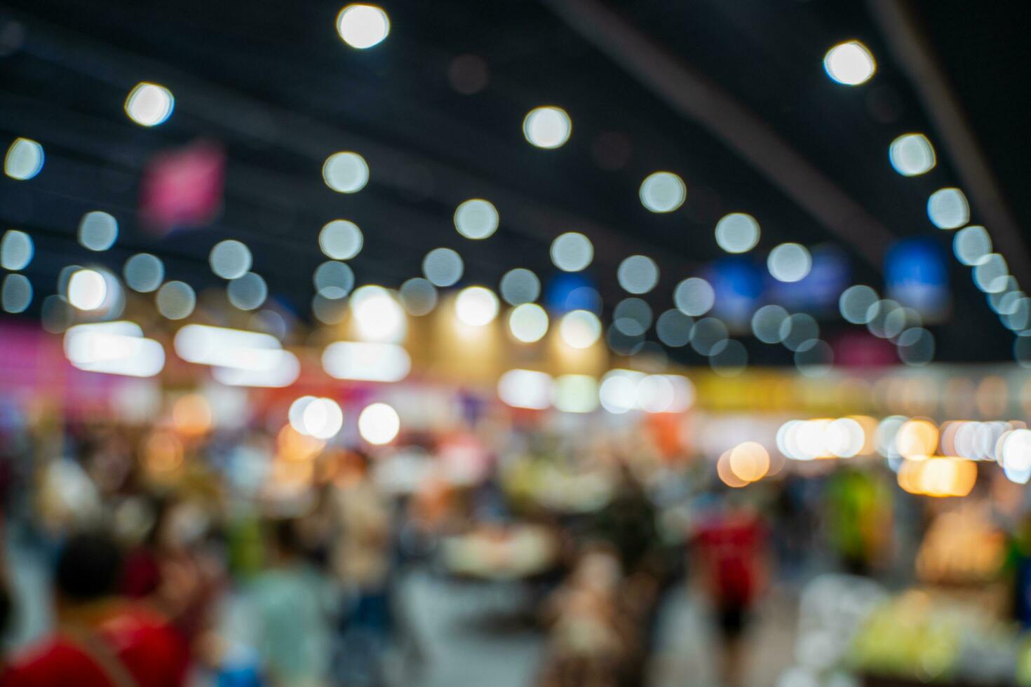 borrado imagens do comércio feiras dentro a grande corredor. imagem do pessoas caminhando em uma comércio justo exibição ou expo Onde o negócio pessoas mostrar inovação atividade e presente produtos dentro uma grande corredor. foto