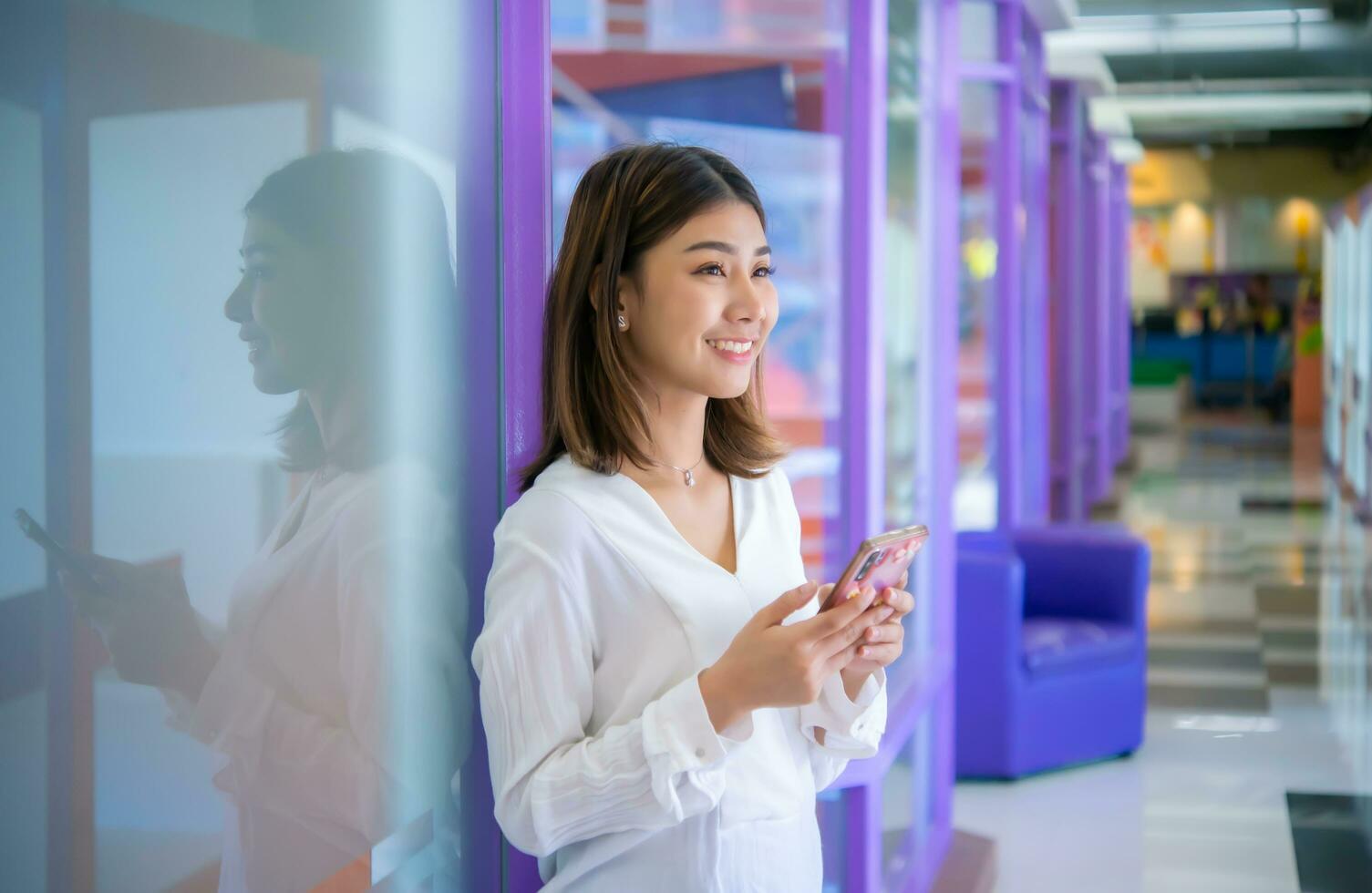 ásia o negócio mulher olhar é firme e focado indicando dela dedicação e determinação, digital marketing. foto