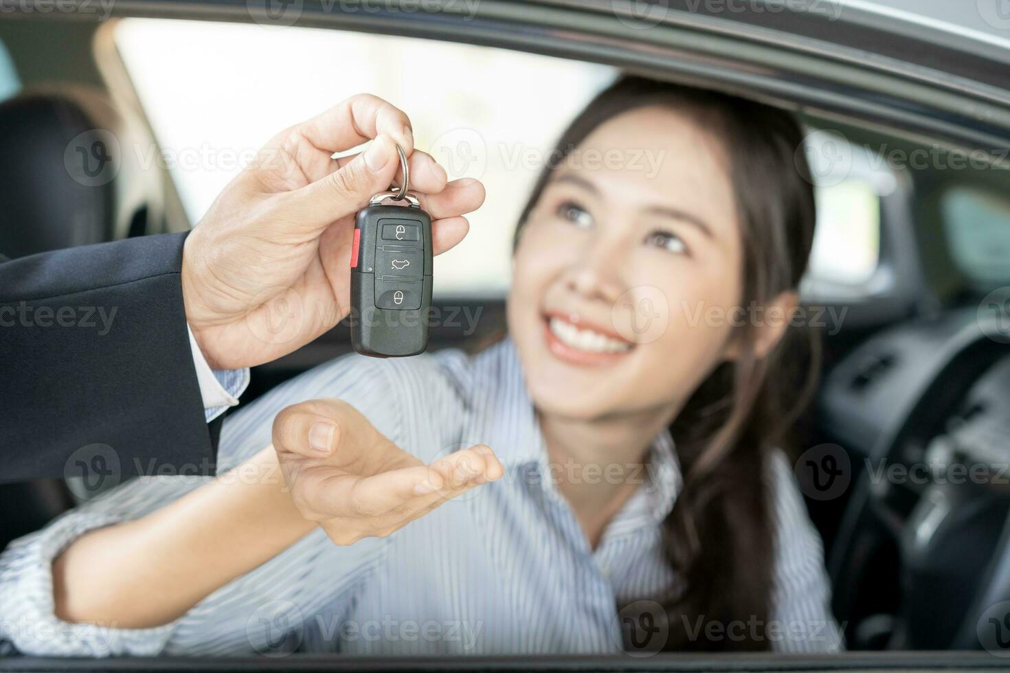 alugar, alugar carro, vender, comprar. o gerente da concessionária envia as chaves do carro para o novo proprietário. vendas, empréstimo de crédito financeiro, aluguel de veículo, seguro, aluguel, vendedor, negociante, prestação, negócio de cuidados com o carro foto