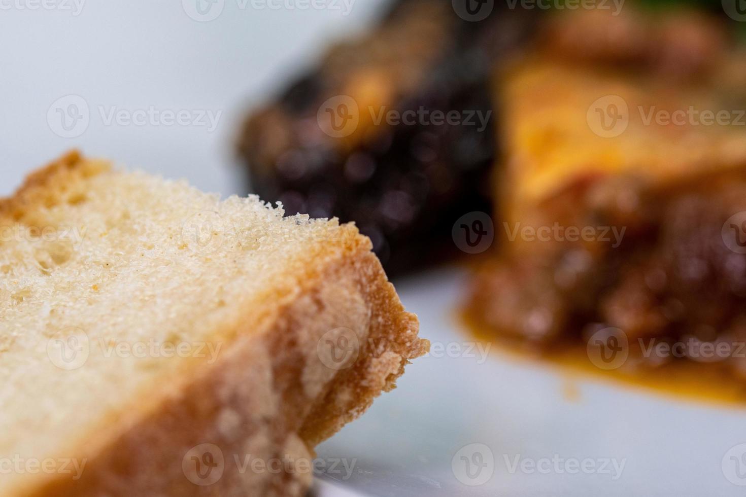 detalhe do pão em um prato de peixe foto