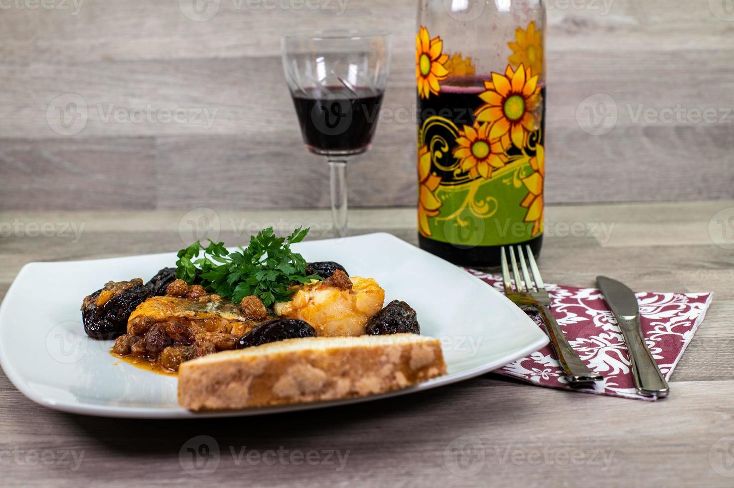 composição à mesa de um prato de bacalhau agridoce foto