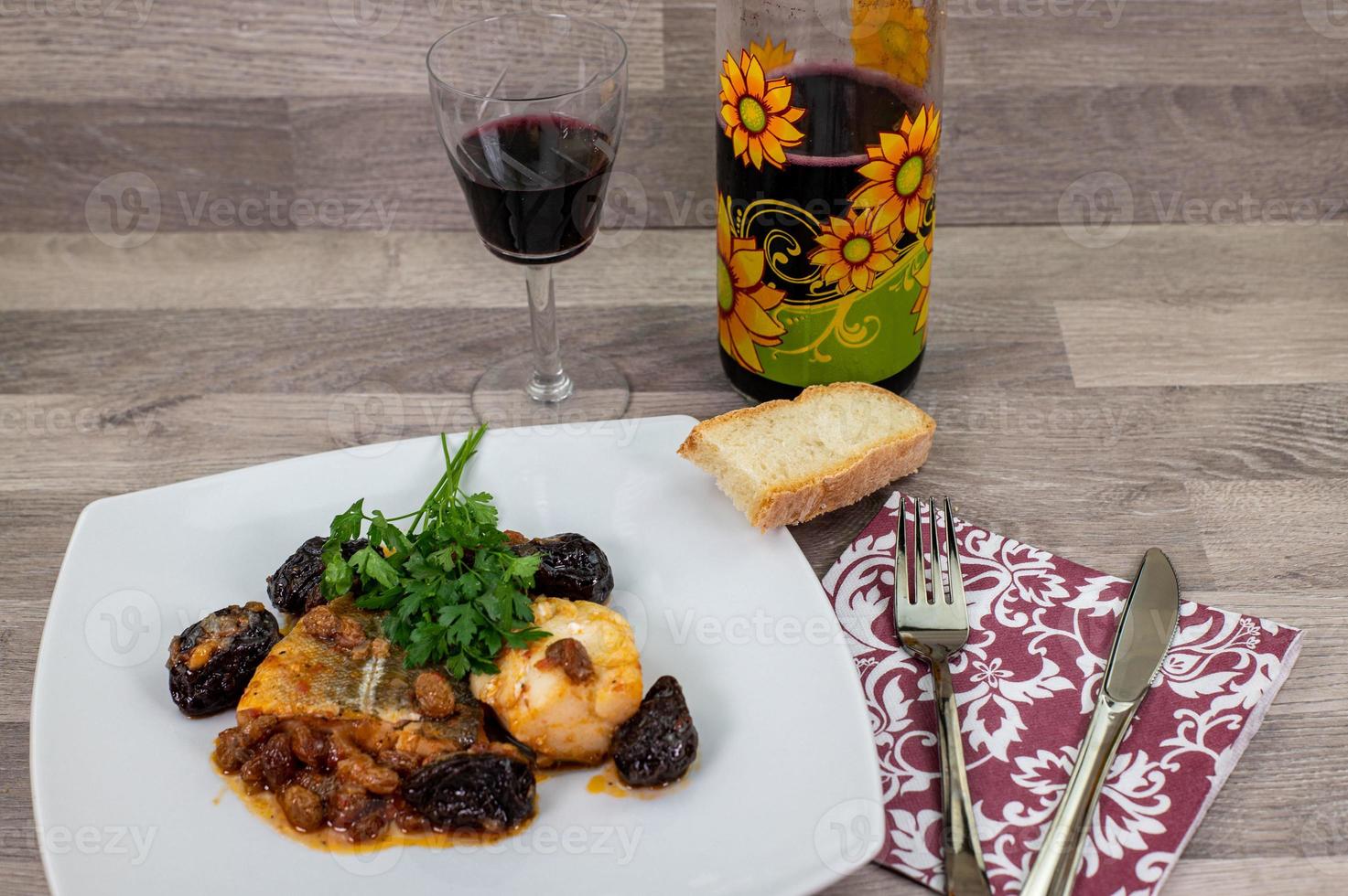 composição à mesa de um prato de bacalhau agridoce foto