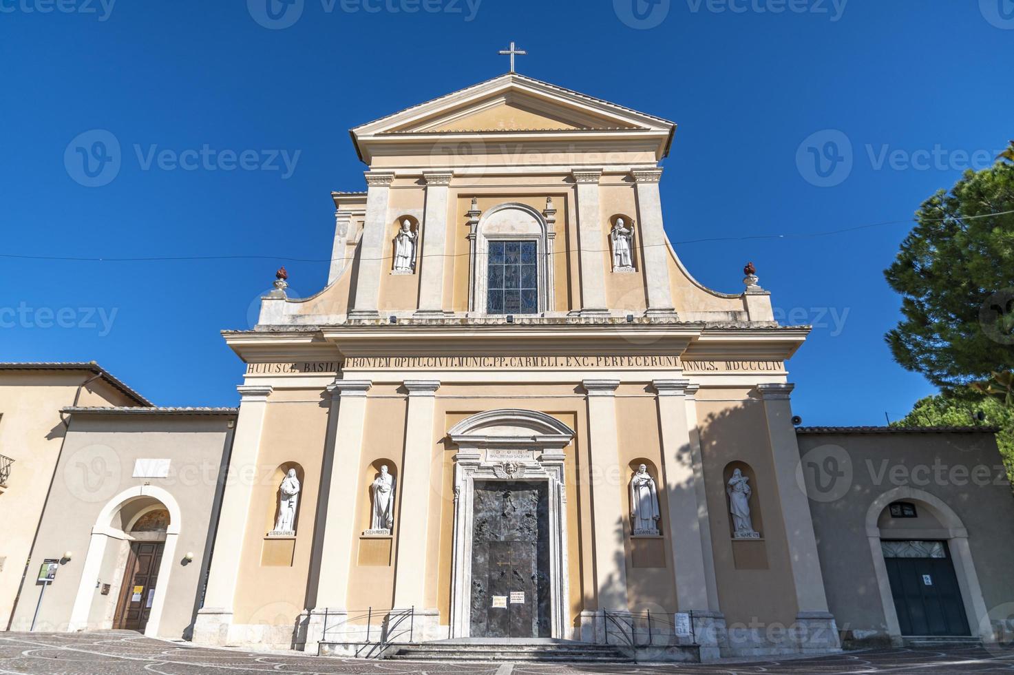 basílica di san valentino em terni foto