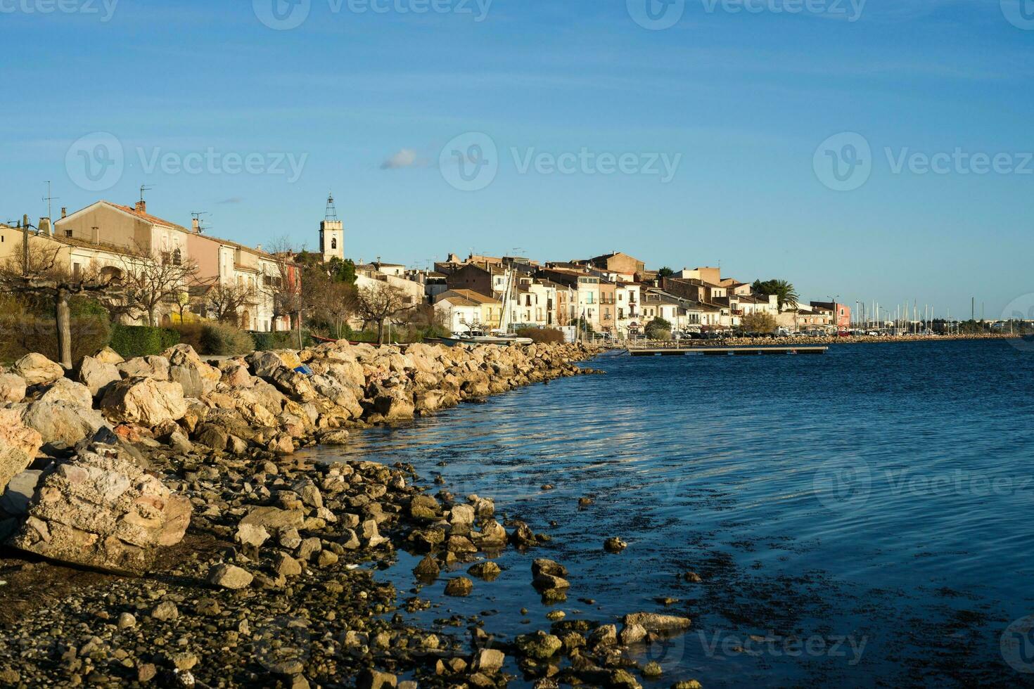 dourado hora brilho pitoresco costeiro Visão do uma encantador Vila dentro sulista França foto