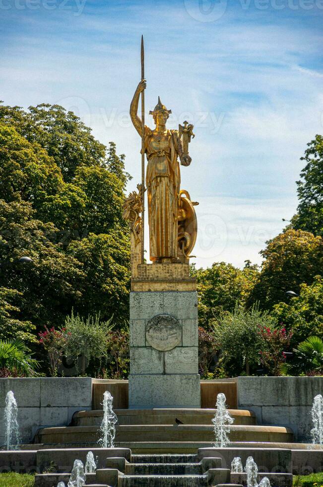 dourado porta estátua e fonte, Paris, França foto