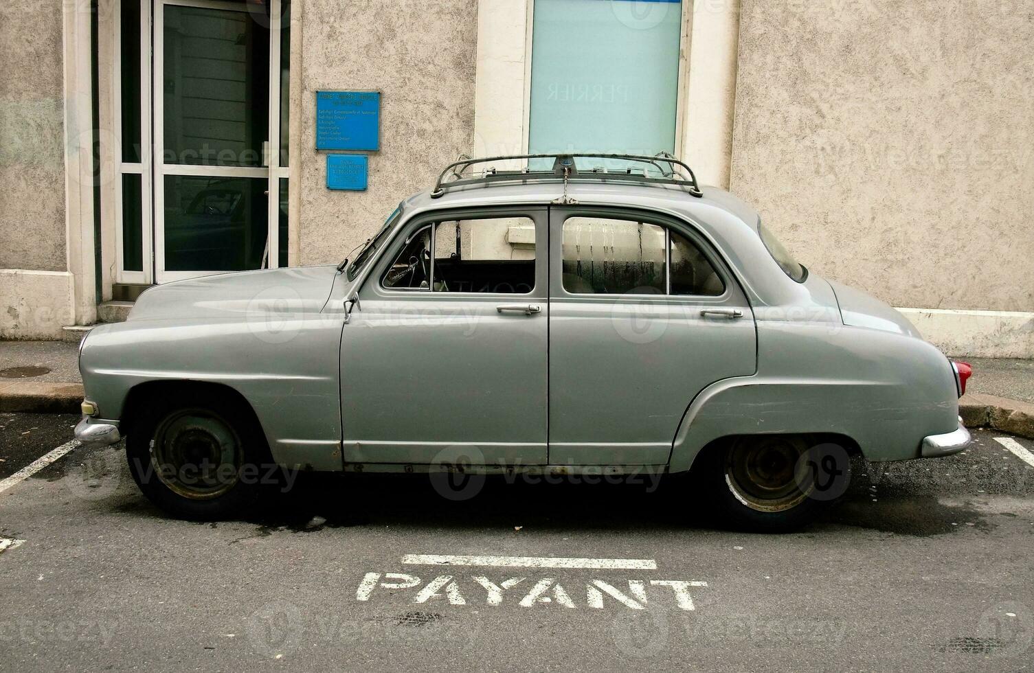 vintage francês carro dentro uma francês Cidade foto