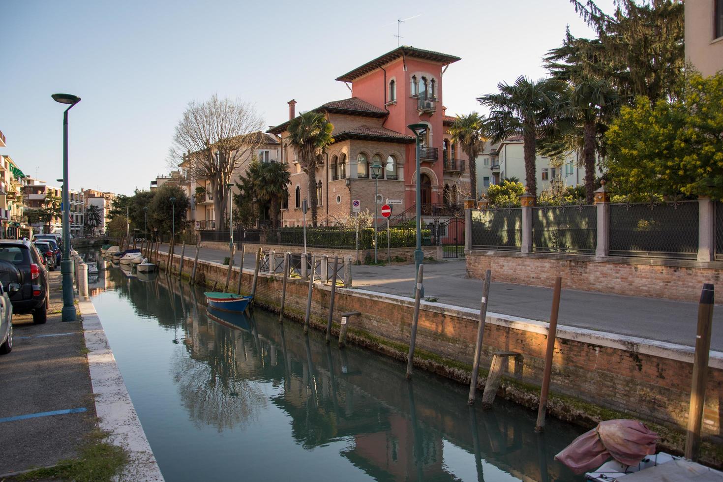 lido di venezia, itália 2019 - edifícios perto do canal em lido di venezia foto