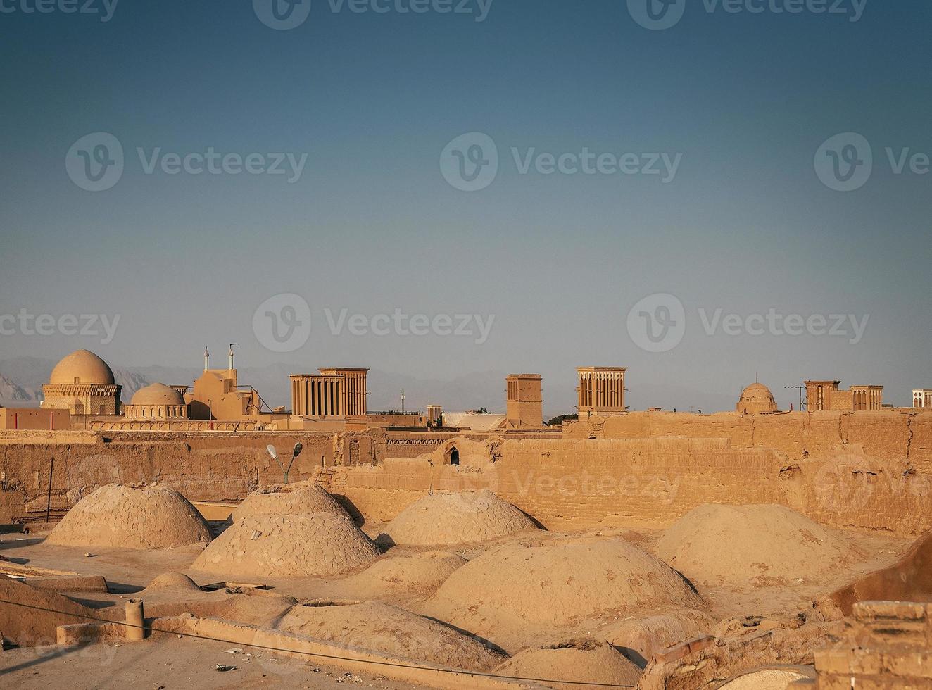 torres eólicas nos telhados do centro e vista da paisagem da cidade velha de Yazd City, no Irã foto