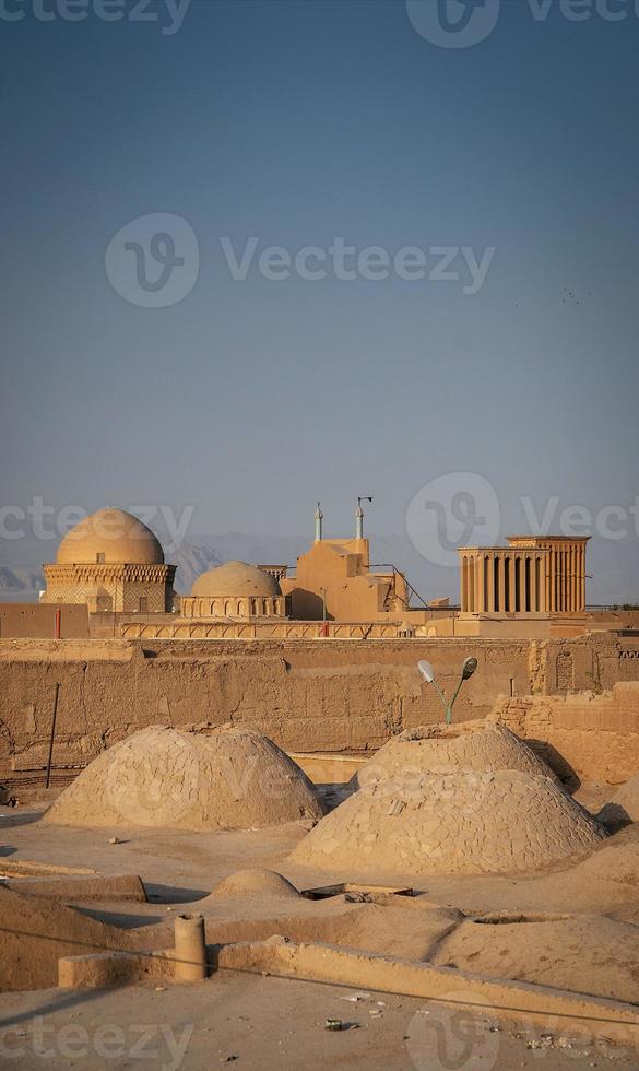 torres eólicas nos telhados do centro e vista da paisagem da cidade velha de Yazd City, no Irã foto