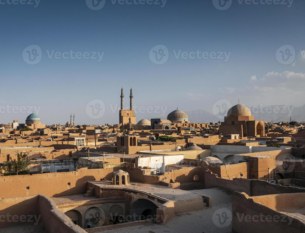 torres eólicas nos telhados do centro e vista da paisagem da cidade velha de Yazd City, no Irã foto