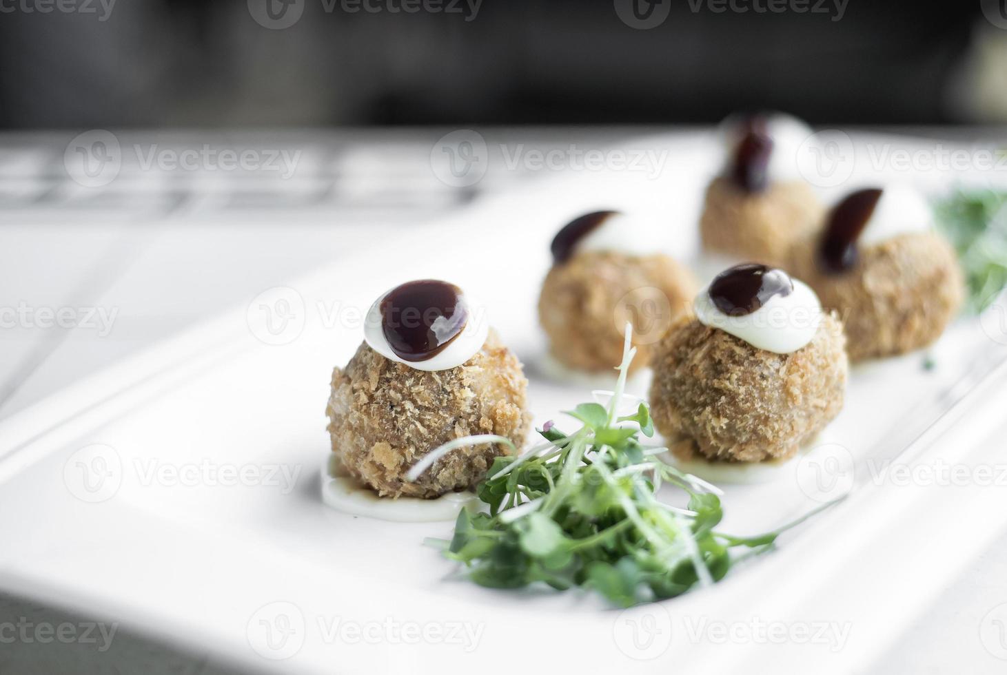 gourmet escocês orgânicos ovos de codorna prato de aperitivo moderno na mesa foto