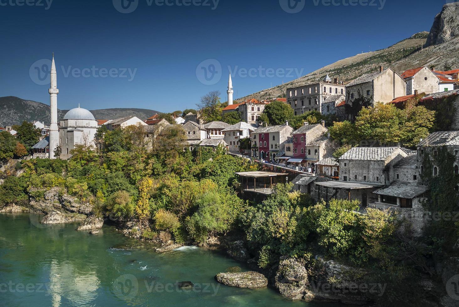 rio neretva e mesquita na cidade velha de mostar bósnia foto