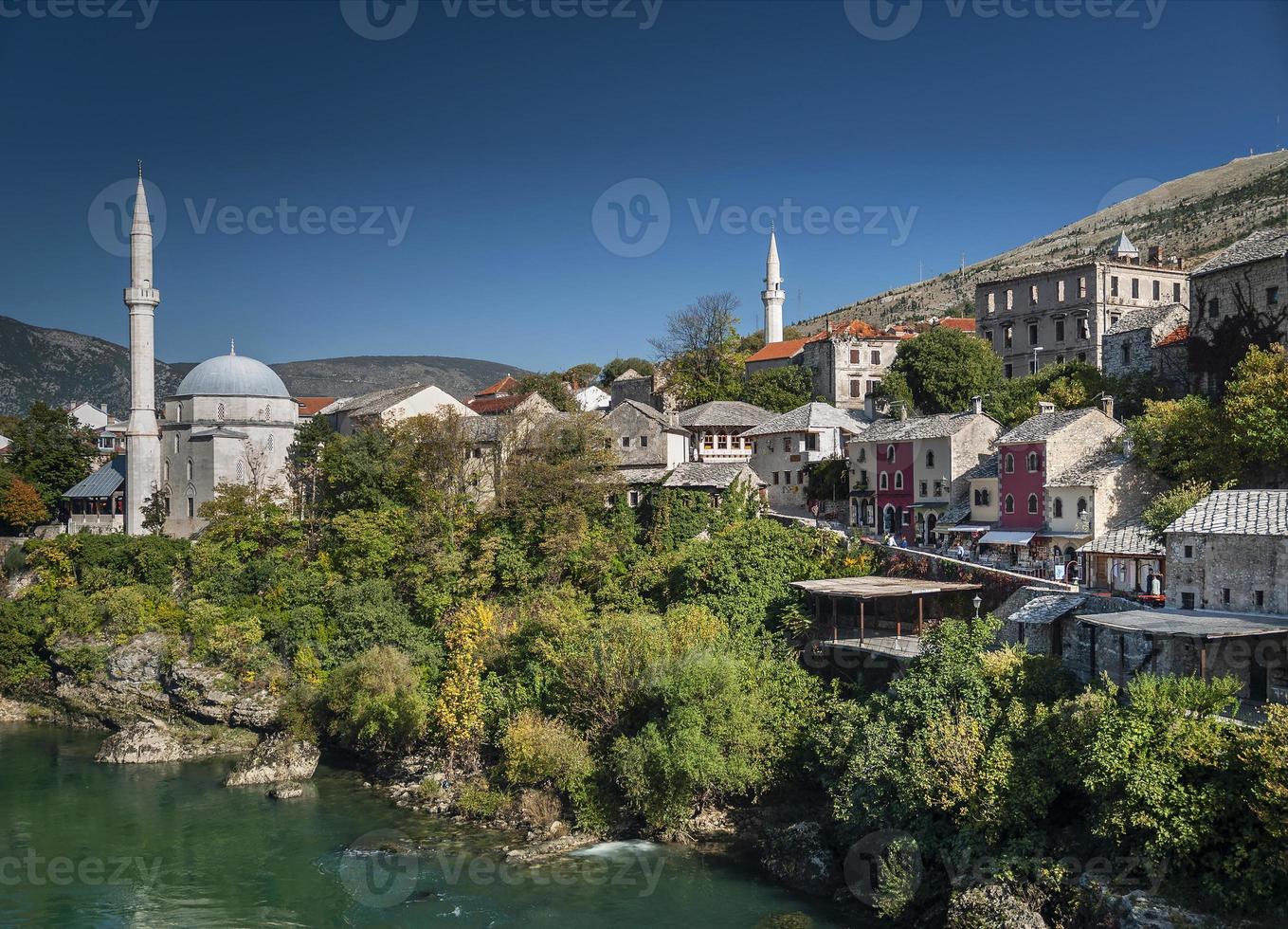 rio neretva e mesquita na cidade velha de mostar bósnia foto