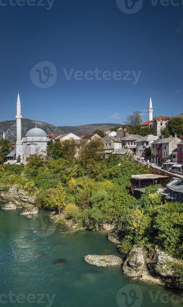 rio neretva e mesquita na cidade velha de mostar bósnia foto
