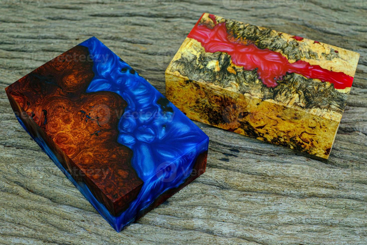 cubo fundido com resina epóxi com burl burma padauk natural e madeira de bordo foto