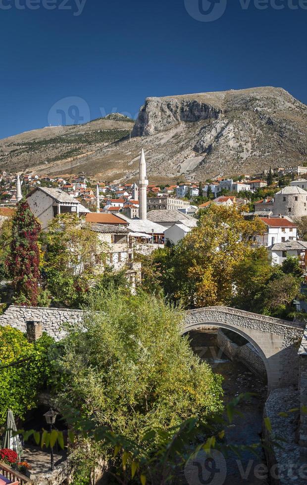 casas históricas históricas e vista da mesquita na Bósnia de Mostar foto