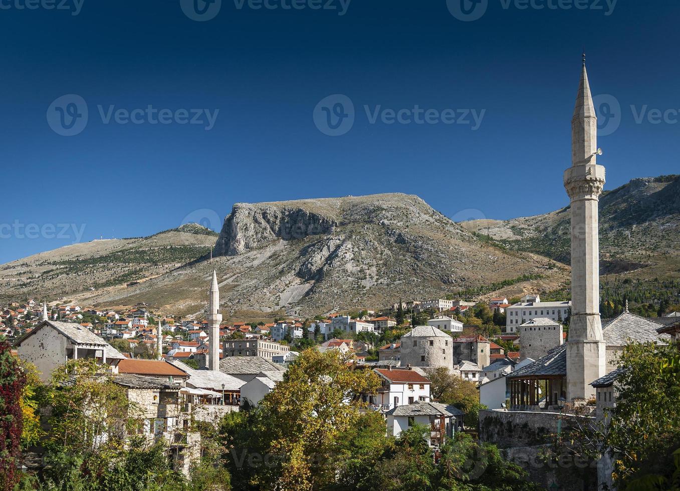 casas históricas históricas e vista da mesquita na Bósnia de Mostar foto